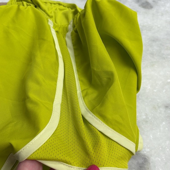 NWT Nike Women’s Dri Fit Running Shorts XS CHARTREUSE - Picture 6 of 6
